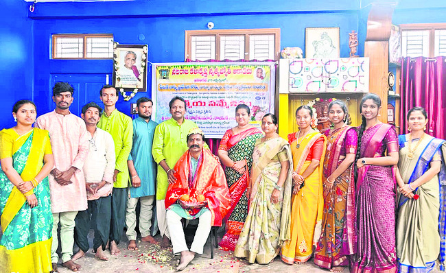 సర్పంచ్‌ల ఫోరం ఉమ్మడి జిల్లా అధ్యక్షుడిగా కమలాకర్‌
1