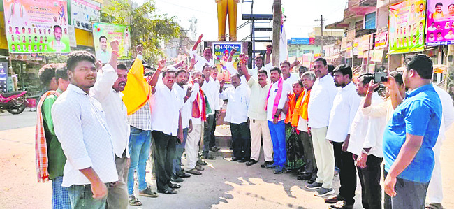 ఓబన్న చరిత్రను  పాఠ్యాంశాల్లో చేర్చాలి 
3