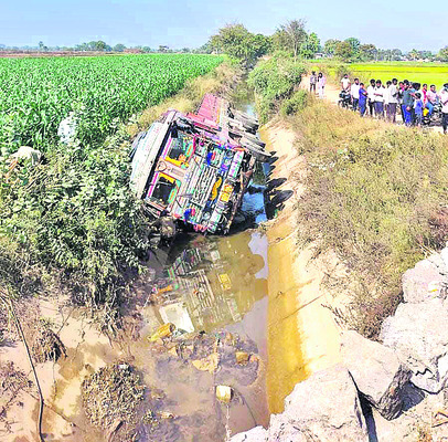 రోడ్డుప్రమాదంలో దెబ్బతిన్న ఆటో1