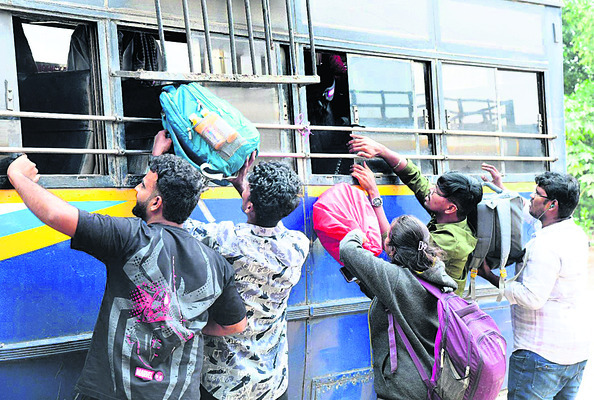 సీటు కోసం... ఎన్ని ఫీట్లో! 1