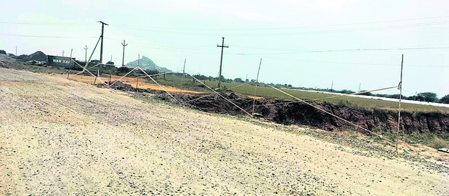 మళ్లీ కర్రలే పాతారు! 1