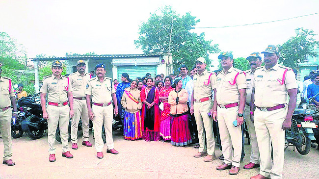 ఉత్తర కాలువలోకి  దూసుకెళ్లిన కారు1