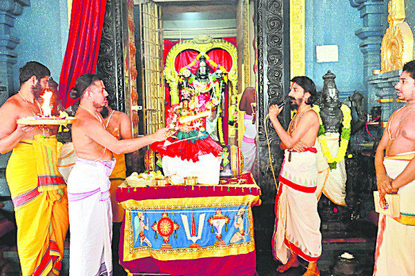 కనుల పండువగా   నగర సంకీర్తన 
3