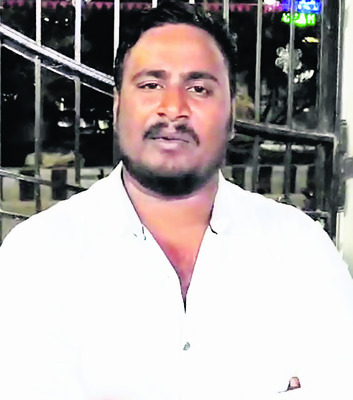 భార్య ఫిర్యాదుపై రోడ్డుపై భర్త నిరసన1