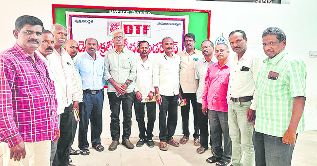 ఓబన్న చరిత్రను  పాఠ్యాంశాల్లో చేర్చాలి 
2