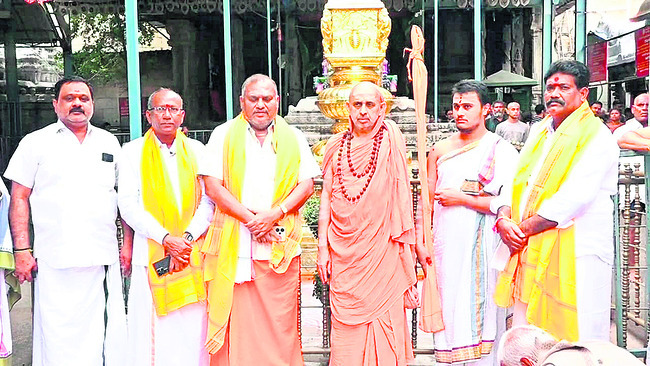 లారీ బోల్తా 
3