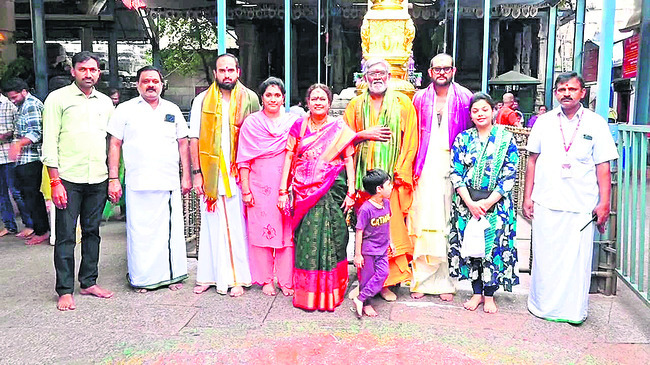 లారీ బోల్తా 
4