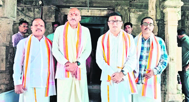 లారీ బోల్తా 
2