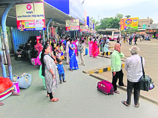 ●  బస్సులు.. పడిగాపులు  1