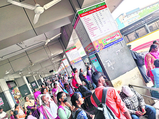 ●  బస్సులు.. పడిగాపులు  2