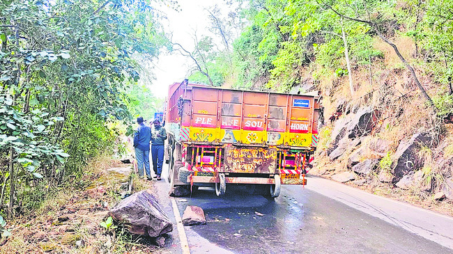 ఘాట్‌రోడ్డులో నిలిచిన లారీ 1