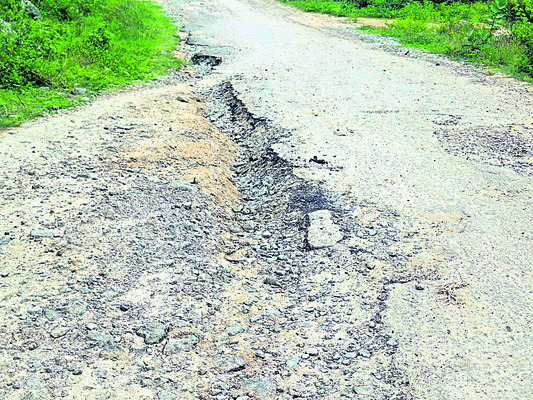 గ్రామీణ రోడ్లు... నరకానికి నకళ్లు 
2