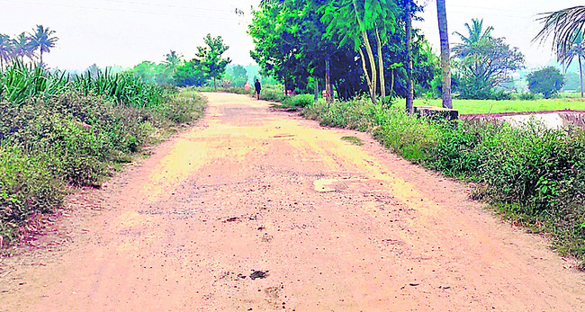 గ్రామీణ రోడ్లు... నరకానికి నకళ్లు 
7