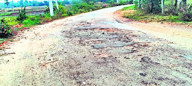 గ్రామీణ రోడ్లు... నరకానికి నకళ్లు 
1