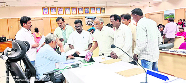 ఎస్సీ కార్పొరేషన్‌ ద్వారా రుణాలు అందించాలి 2