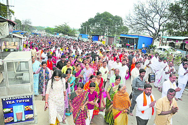 ‘గిరి’ తన్మయం.. భక్తజన ప్రదక్షిణం1