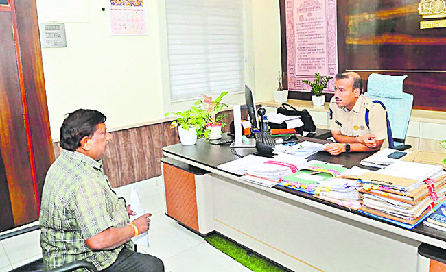 పోలీసులపై చర్యలు తీసుకోవాలి 1