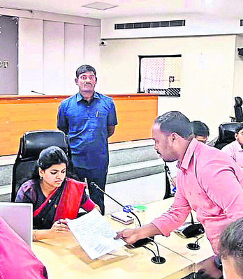 గ్రీవెన్స్‌ ఫిర్యాదులకు ప్రాధాన్యమివ్వాలి1