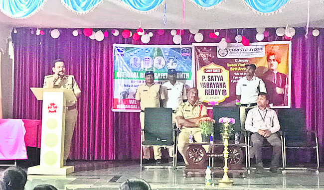 సమాజాభివృద్ధిలో యువత పాత్ర కీలకం1