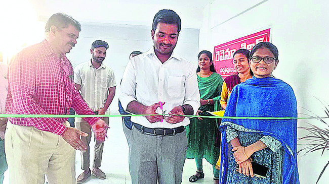 కలెక్టరేట్‌ ఆవరణలో  ఆధార్‌ నమోదు కేంద్రం 1