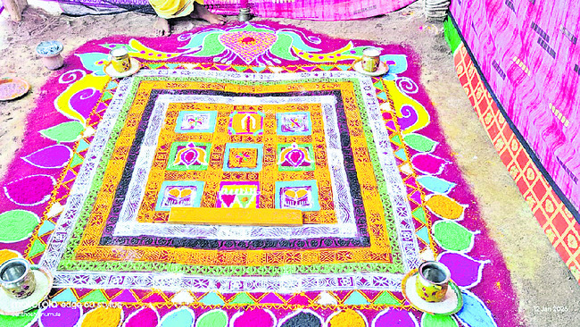 లక్ష్మీదేవరకు బోనమెత్తిన భక్త జనం1