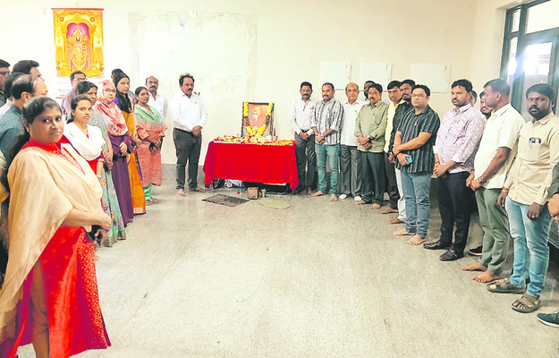 సకాలంలో వైద్యం అందించాలి 
2