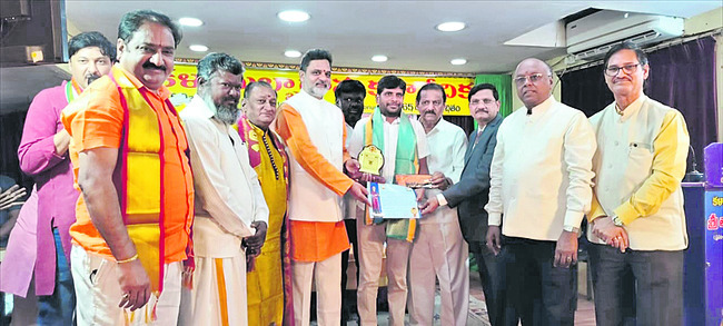 కడుమూరు ఉపాధ్యాయుడికి రెండు పురస్కారాలు 
1