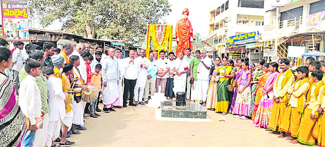 కడుమూరు ఉపాధ్యాయుడికి రెండు పురస్కారాలు 
2