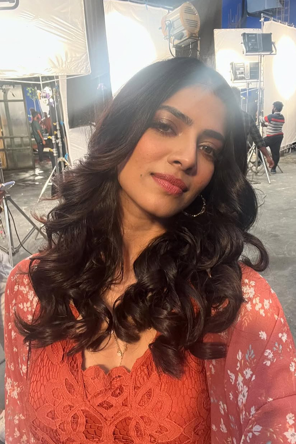 Actress Malavika Mohanan Latest Photos13