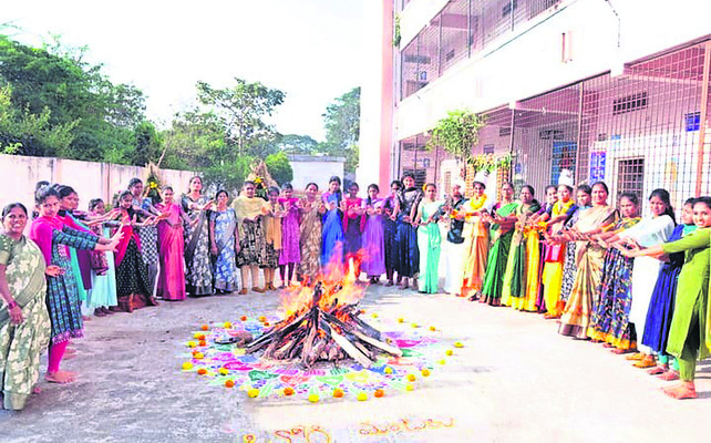 పండుగొచ్చింది2