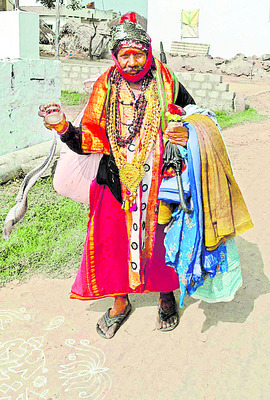 దూరమైన సంప్రదాయాలు 1