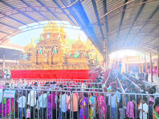 కిక్కిరిసిన కొండగట్టు2