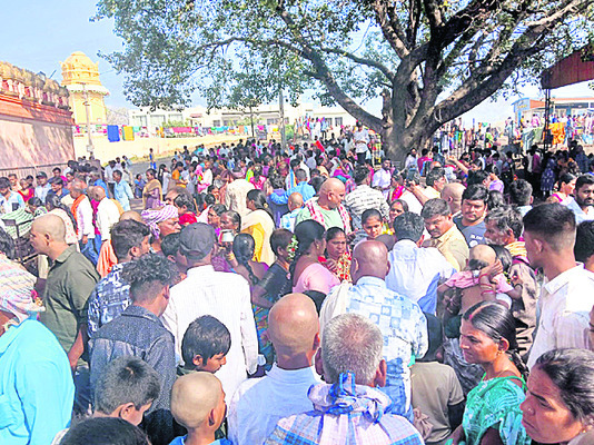 కిక్కిరిసిన కొండగట్టు3