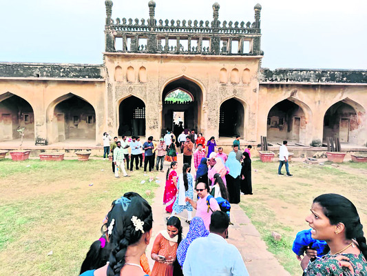 కోటలో కోలాహలం 1