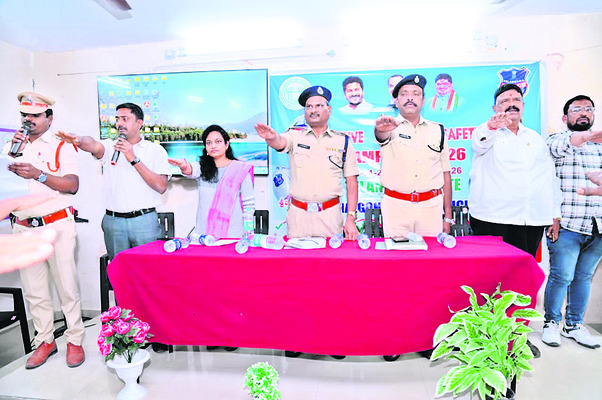 బాధ్యతాయుతంగా వాహనాలు నడపాలి 1