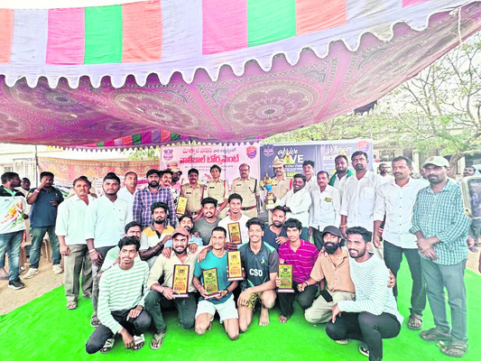 రోడ్డు భద్రత నియమాలు పాటించాలి 2