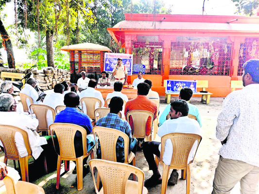 రోడ్డు భద్రత నియమాలు పాటించాలి 4