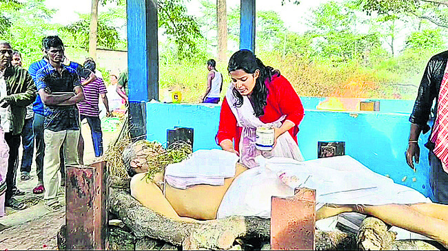 తండ్రి మృతదేహానికి కుమార్తె అంత్యక్రియలు1