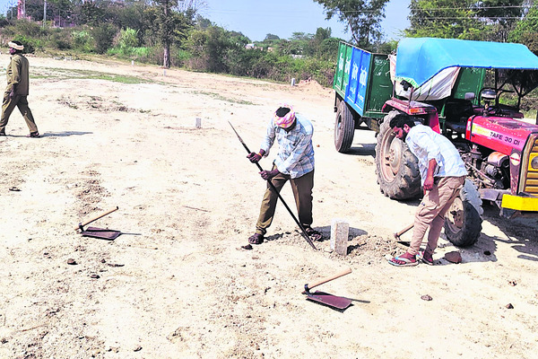 అక్రమ లేఅవుట్లపై మున్సిపాలిటీ కన్నెర్ర 1