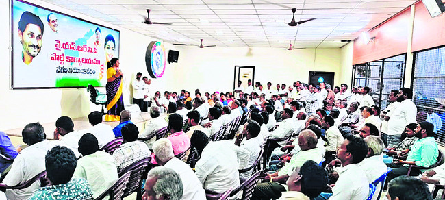 పంటల్లేవు, పథకాలు రావు.. ఇంకెక్కడ పండగ? 1