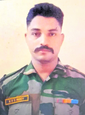 అశ్రునయనాల మధ్య జవాన్‌ అంత్యక్రియలు 1