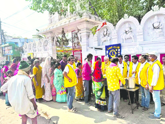 అపరిచిత వ్యక్తులు కనిపిస్తే 100కు ఫోన్‌ చేయండి 
1