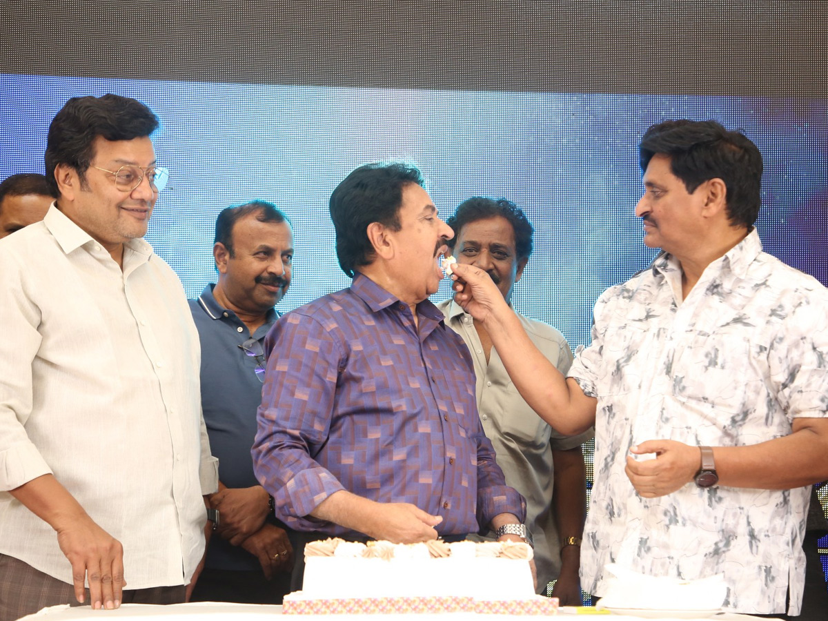 ప్రముఖ సినీ నిర్మాత 'అచ్చిరెడ్డి' బర్త్‌డే వేడుకలో సెలబ్రిటీలు (ఫోటోలు ...