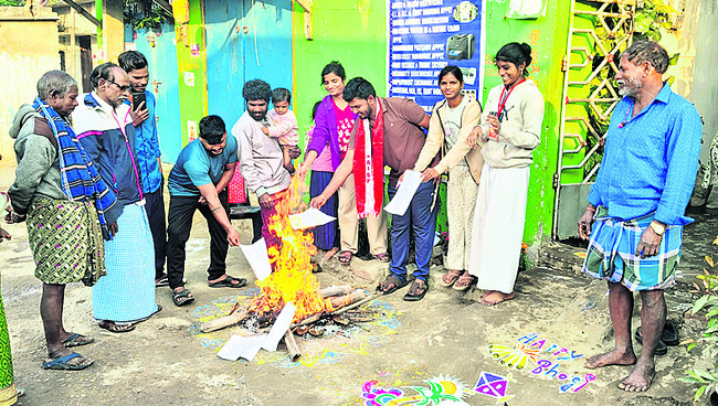 భోగిమంటల్లో జీవోల ప్రతులు 1