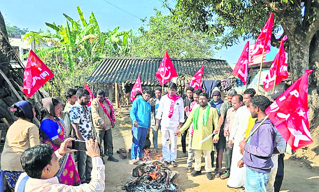 భోగి మంటల్లో వీబీ–జీరామ్‌జీ జీవో ప్రతులు1