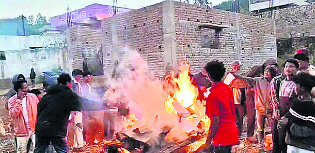 భోగి మంటల్లో వీబీ–జీరామ్‌జీ జీవో ప్రతులు2