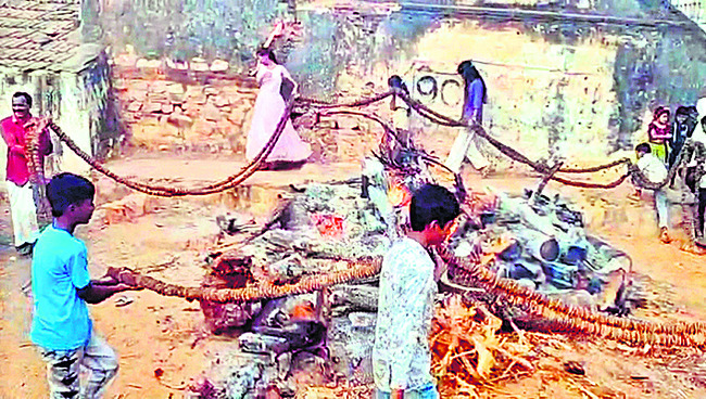 పారిశుద్ధ్య కార్మికులకు  వస్త్రాల వితరణ 
2