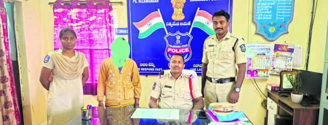 మద్యం మత్తులో యువకుని వీరంగం 2