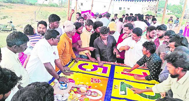 బరితెగించి.. జూదమాడి1