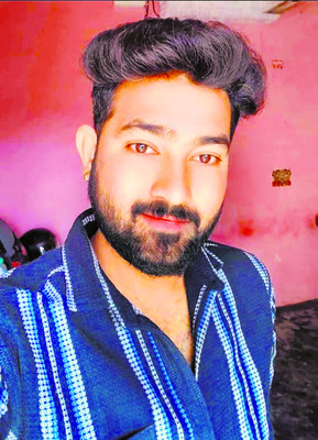 డోలమైట్‌ ఖనిజం టిప్పర్‌ బోల్తా 1